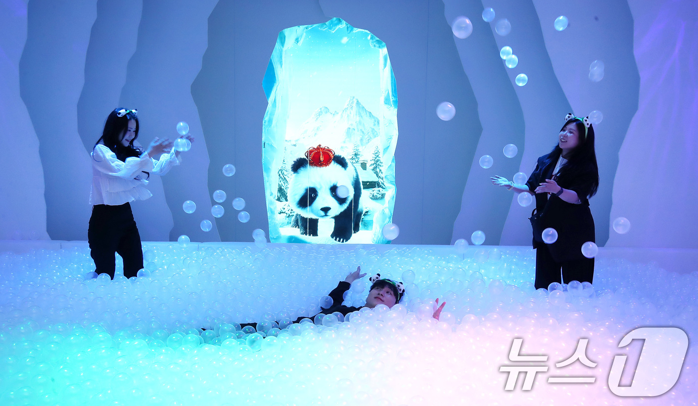 (대구=뉴스1) 공정식 기자 = 30일 대구 달서구 이월드 83타워에서 600평 규모의 초대형 실감 미디어 테마파크 '글로우 사파리(Glow Safari)'가 첫선을 보이고 있다. …