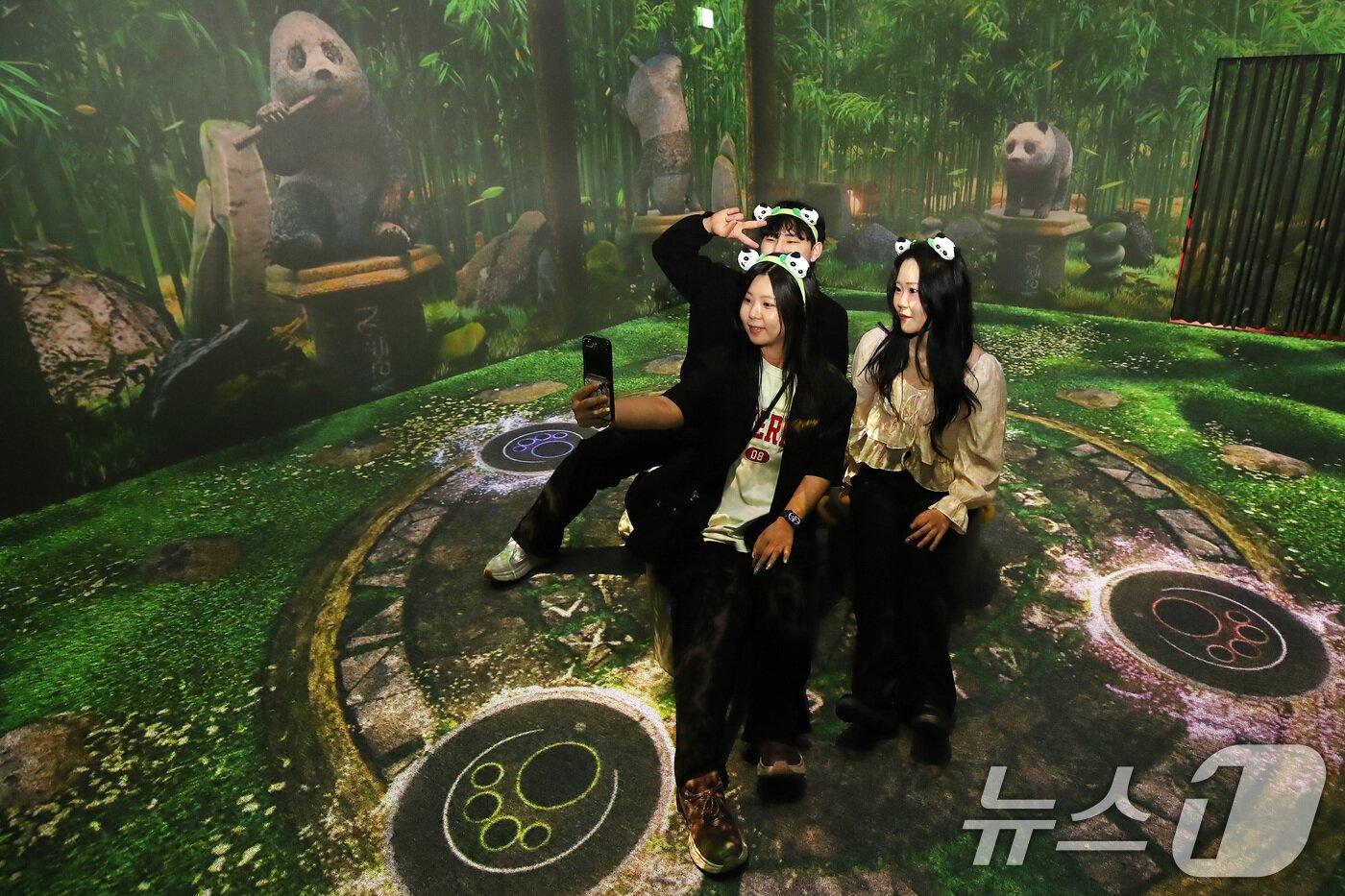 본문 이미지 - 30일 대구 달서구 이월드 83타워에서 첫 선을 보인 600평 규모의 초대형 실감 미디어 테마파크 '글로우 사파리(Glow Safari)'에소 관람객들이 사진을 찍고 있다  2026.4.30 ⓒ 뉴스1 공정식 기자