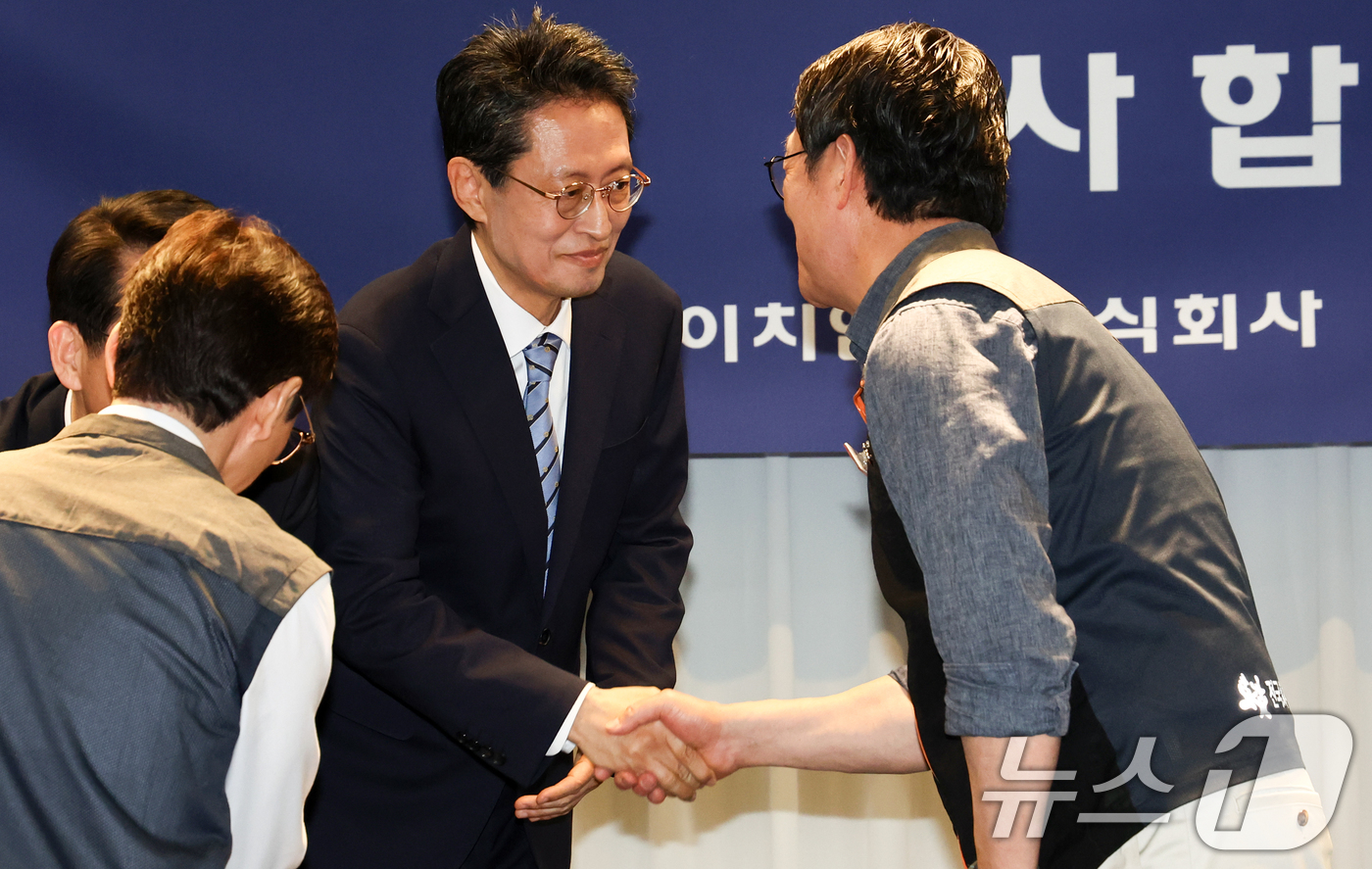 (서울=뉴스1) 최지환 기자 = 최원혁 HMM 사장(왼쪽)과 이재진 사무금융서비스노조 위원장이 30일 오후 서울 영등포구 켄싱턴호텔에서 열린 HMM 본사 부산 이전 노사 합의 발표 …