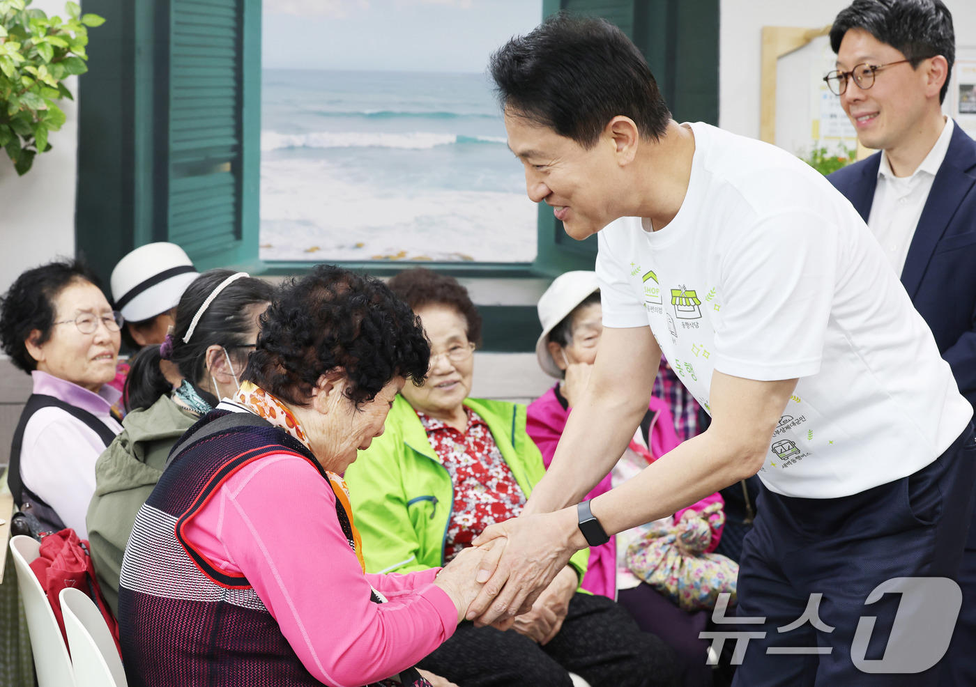 (서울=뉴스1) 박지혜 기자 = 오세훈 국민의힘 서울시장 후보가 30일 오후 서울 신림동 성민종합사회복지관에 위치한 서울마음편의점 관악점을 방문해 어르신들과 인사를 나누고 있다. …