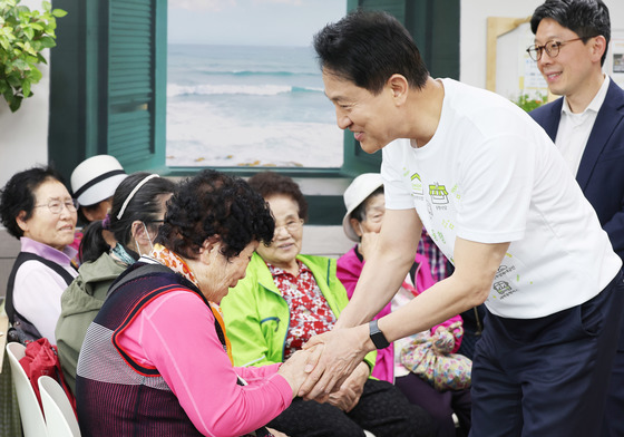 어르신들과 인사 나누는 오세훈 국민의힘 서울시장 후보