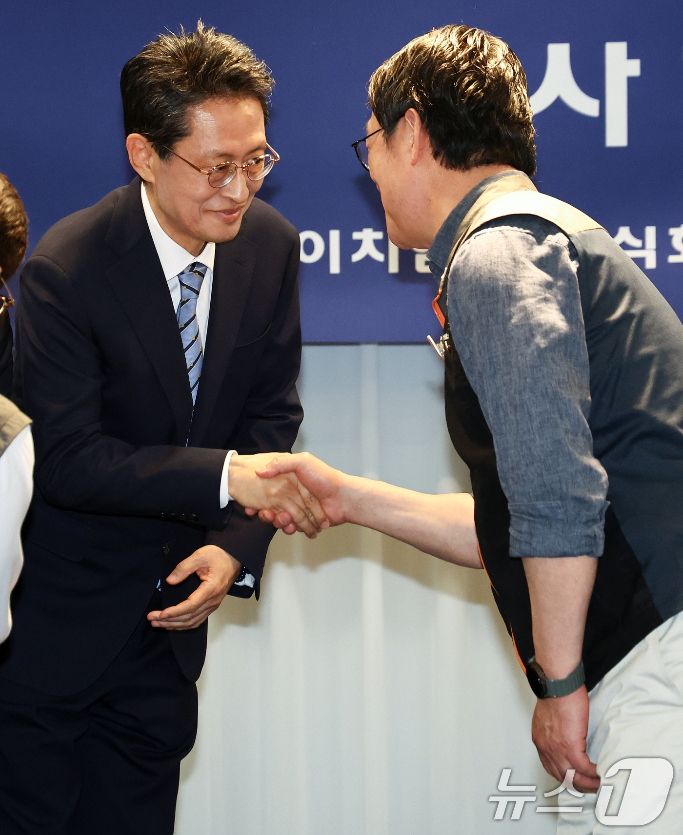 (서울=뉴스1) 최지환 기자 = 최원혁 HMM 사장(왼쪽)과 이재진 사무금융서비스노조 위원장이 30일 오후 서울 영등포구 켄싱턴호텔에서 열린 HMM 본사 부산 이전 노사 합의 발표 …