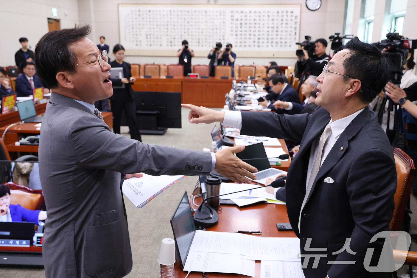 (서울=뉴스1) 신웅수 기자 = 박성준 더불어민주당 간사와 김형동 국민의힘 간사가 30일 서울 여의도 국회에서 열린 윤석열정권정치검찰조작기소의혹사건진상규명국정조사특별위원회 전체회의 …