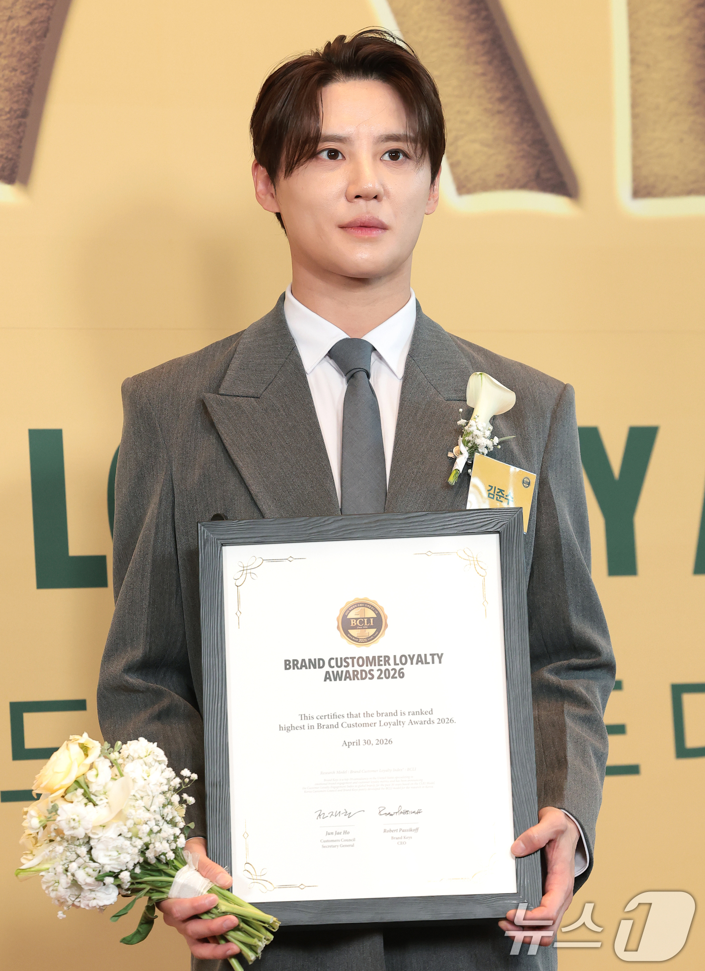 (서울=뉴스1) 권현진 기자 = 뮤지컬 배우 김준수가 30일 오후 서울 영등포구 콘래드 호텔에서 열린 '2026 브랜드 고객충성도 대상'에 참석해 포즈를 취하고 있다. 2026.4 …