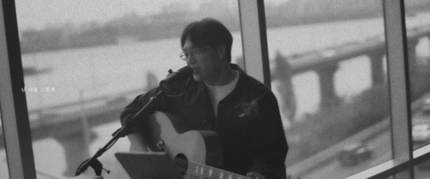 김필, 짙은 '곁에' 재해석…호소력 짙은 목소리로 선사한 감동