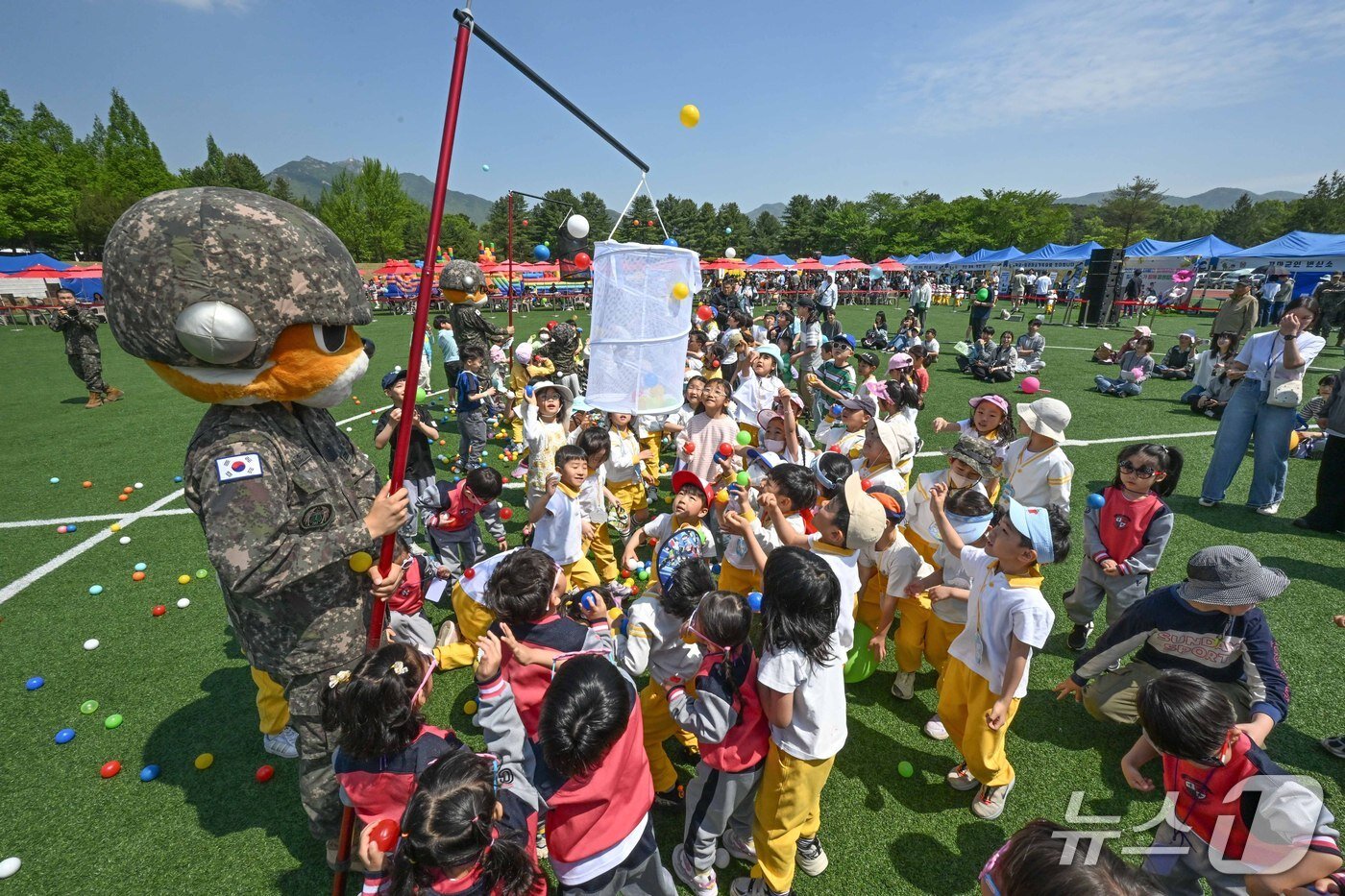 본문 이미지 - 30일 충남 계룡대에서 열린 육군의 '5월愛(애) 아미투게더' 행사에서 장병 가족 어린이들이 아미투게더 페스티벌에 참여한 모습. 2026.4.30./ⓒ 뉴스1(육군 제공)