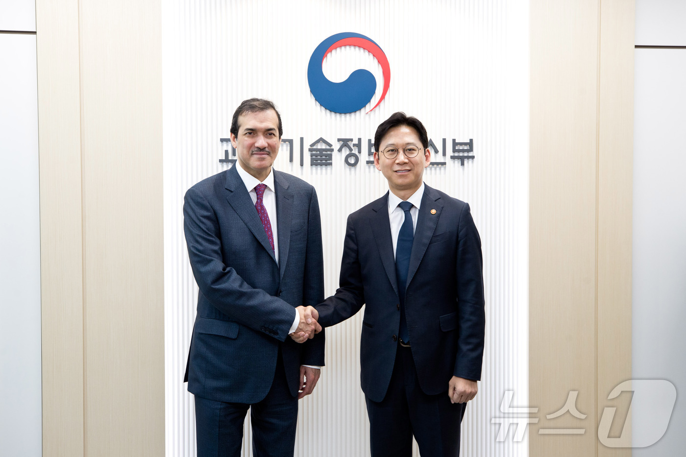 (서울=뉴스1) = 배경훈 부총리 겸 과학기술정보통신부 장관이 30일 오후 서울 정부서울청사에서 아흐메드 빈 모하메드 알-사예드 카타르 통상담당 국무장관과 기념 촬영을 하고 있다. …