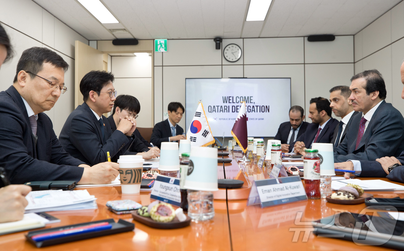 (서울=뉴스1) = 배경훈 부총리 겸 과학기술정보통신부 장관이 30일 오후 서울 정부서울청사에서 아흐메드 빈 모하메드 알-사예드 카타르 통상담당 국무장관을 만나 인공지능 분야 협력 …