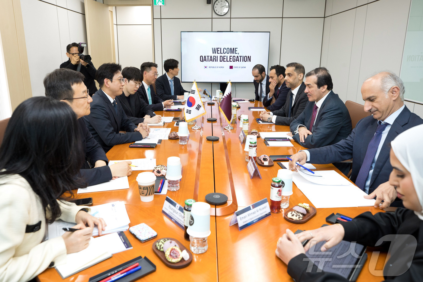 (서울=뉴스1) = 배경훈 부총리 겸 과학기술정보통신부 장관이 30일 오후 서울 정부서울청사에서 아흐메드 빈 모하메드 알-사예드 카타르 통상담당 국무장관을 만나 인공지능 분야 협력 …