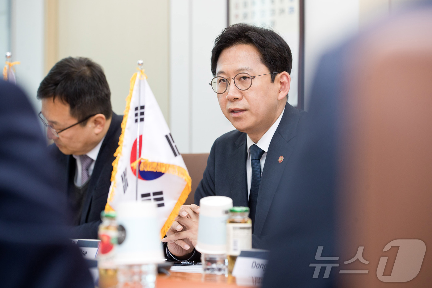 (서울=뉴스1) = 배경훈 부총리 겸 과학기술정보통신부 장관이 30일 오후 서울 정부서울청사에서 아흐메드 빈 모하메드 알-사예드 카타르 통상담당 국무장관을 만나 인공지능 분야 협력 …