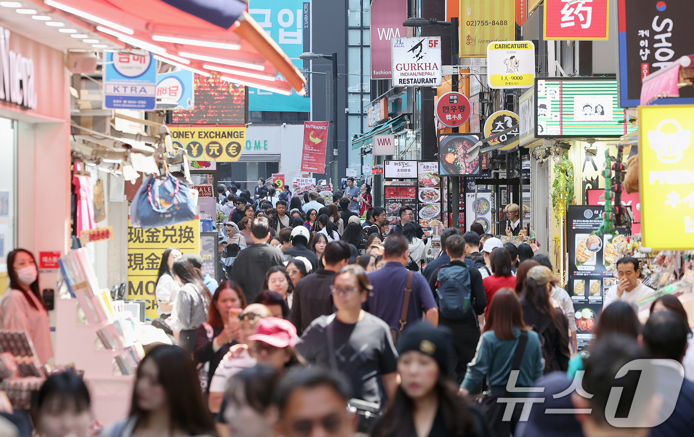 (서울=뉴스1) 조연우 인턴기자 = 30일 서울 중구 명동에서 외국인 관광객들이 거리를 걷고 있다. 한·중·일 연휴가 겹친 ‘슈퍼 골든위크’를 맞아 한국을 찾는 관광객이 늘어날 것 …