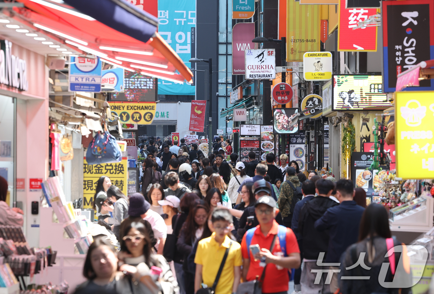 (서울=뉴스1) 조연우 인턴기자 = 30일 오후 서울 중구 명동에서 외국인 관광객들이 거리를 걷고 있다. 한·중·일 연휴가 겹친 ‘슈퍼 골든위크’를 맞아 한국을 찾는 관광객이 늘어 …