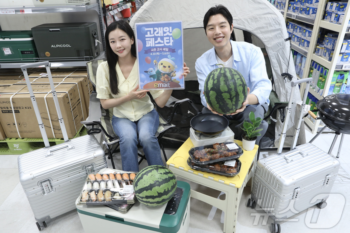 (서울=뉴스1) = 이마트가 오는 6일까지 여행과 나들이를 위한 다향한 할인 행사를 진행한다고 30일 밝혔다. 사진은 이마트 용산점에서 모델들이 캠핑용품·먹거리 할인 상품을 소개하 …