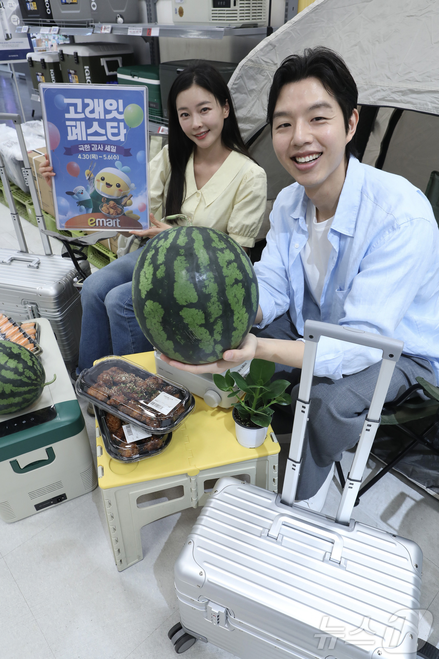 (서울=뉴스1) = 이마트가 오는 6일까지 여행과 나들이를 위한 다향한 할인 행사를 진행한다고 30일 밝혔다. 사진은 이마트 용산점에서 모델들이 캠핑용품·먹거리 할인 상품을 소개하 …