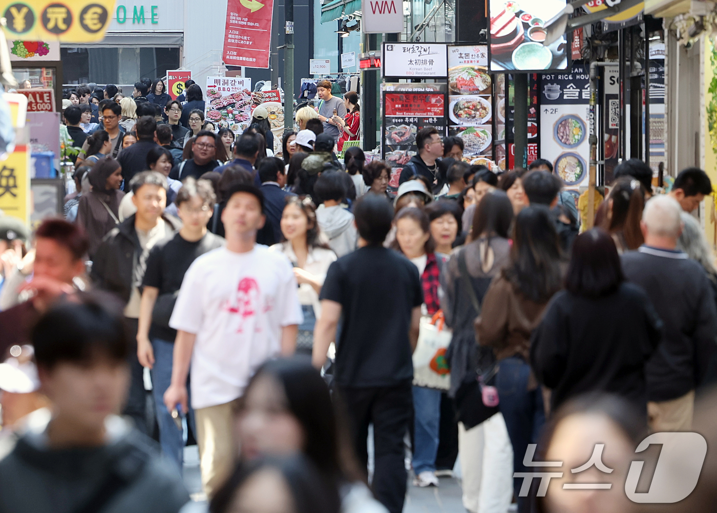 (서울=뉴스1) 조연우 인턴기자 = 30일 오후 서울 중구 명동에서 외국인 관광객들이 거리를 걷고 있다. 한·중·일 연휴가 겹친 ‘슈퍼 골든위크’를 맞아 한국을 찾는 관광객이 늘어 …