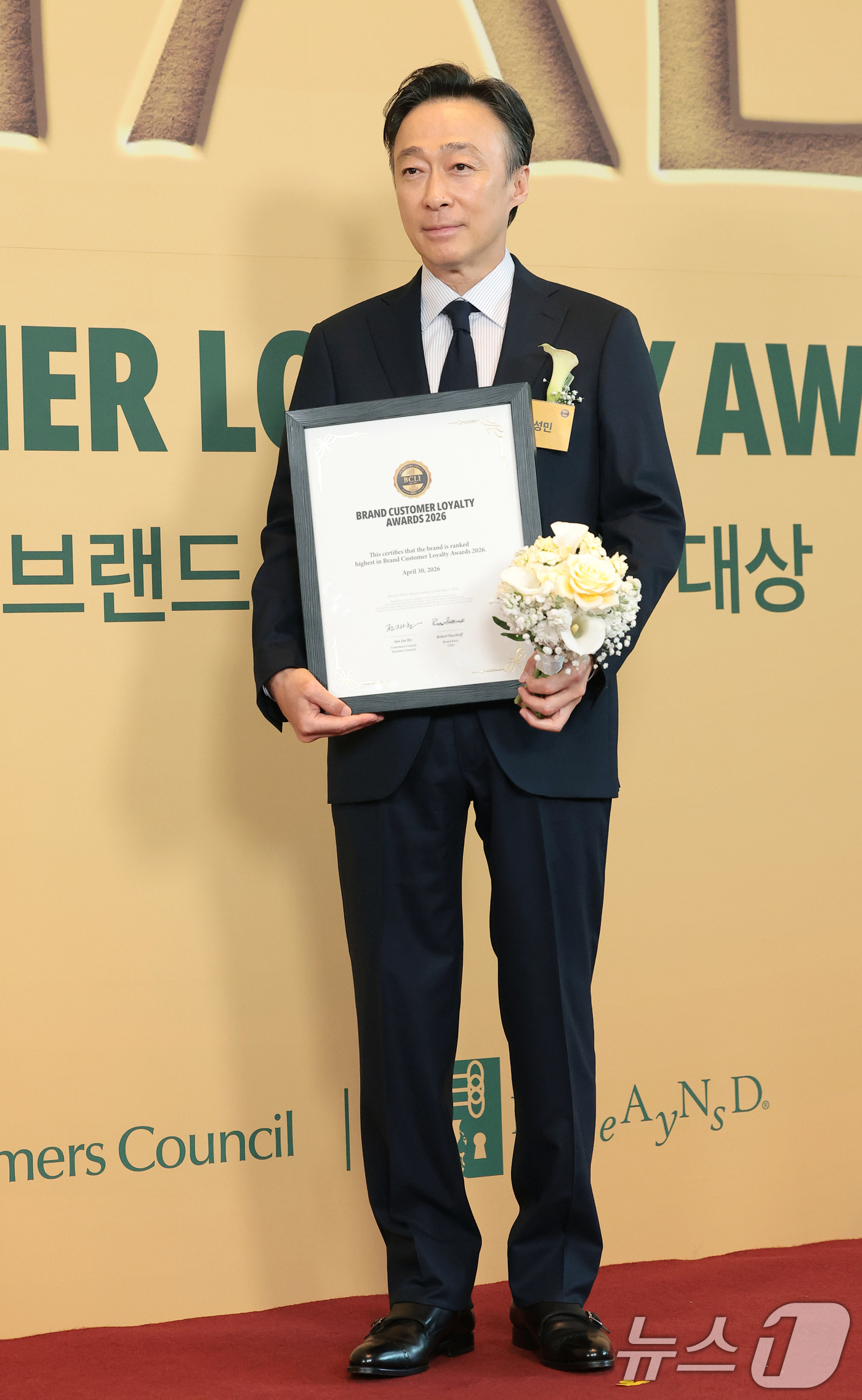(서울=뉴스1) 권현진 기자 = 배우 이성민이 30일 오후 서울 영등포구 콘래드 호텔에서 열린 '2026 브랜드 고객충성도 대상'에 참석해 포즈를 취하고 있다. 2026.4.30/ …