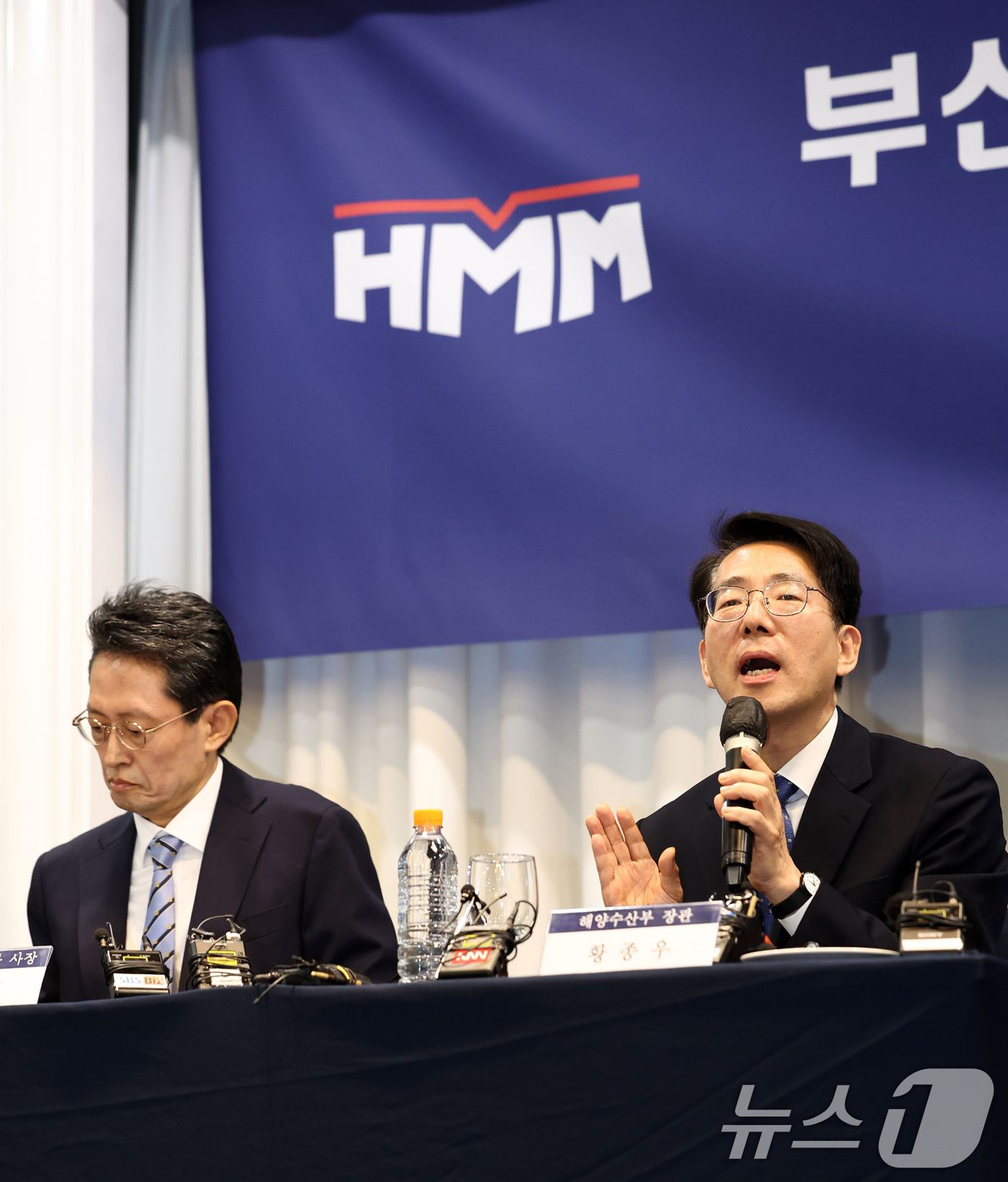 (서울=뉴스1) 최지환 기자 = 황종우 해양수산부 장관이 30일 오후 서울 영등포구 켄싱턴호텔에서 열린 HMM 본사 부산 이전 노사 합의 발표식에서 취재진 질문에 답변하고 있다. …