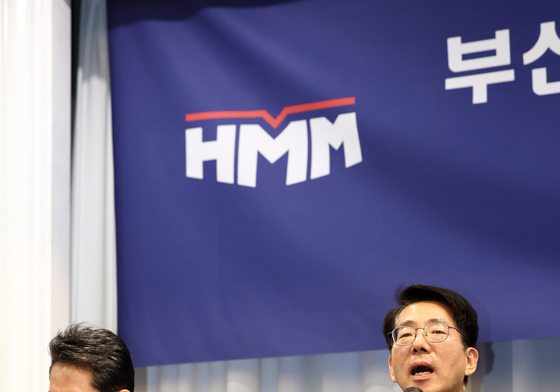 취재진 질문에 답변하는 황종우 장관