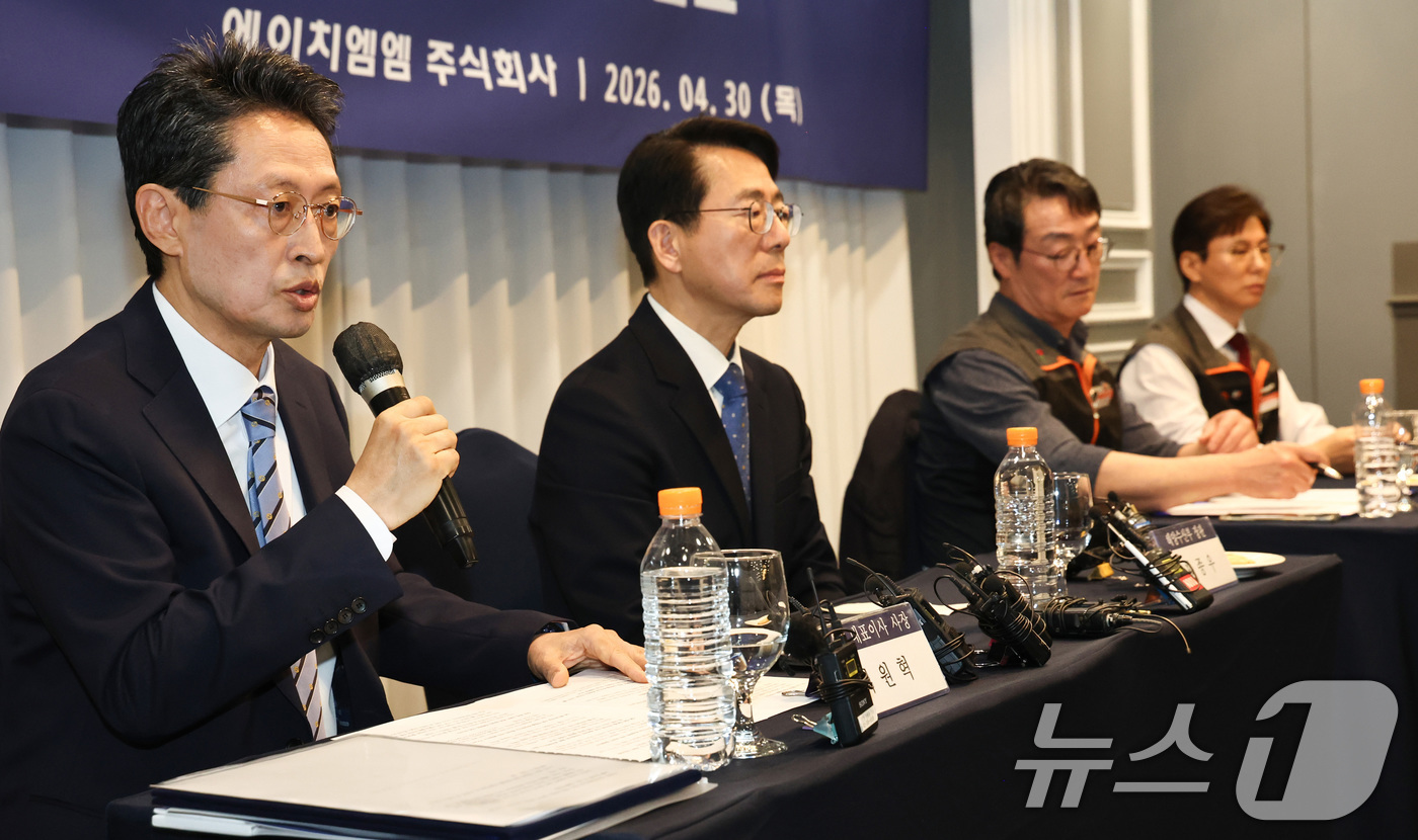 (서울=뉴스1) 최지환 기자 = 최원혁 HMM 대표이사 사장이 30일 오후 서울 영등포구 켄싱턴호텔에서 열린 HMM 본사 부산 이전 노사 합의 발표식에서 취재진 질문에 답변하고 있 …