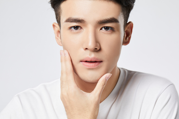 망치로 얼굴 때리며 '턱선 개선'?…"해외 '룩스맥싱' 위험"