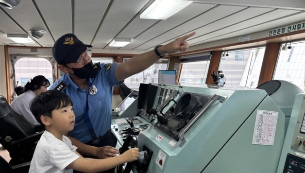 "배 타보고 CPR 체험"…속초해경 어린이날 행사
