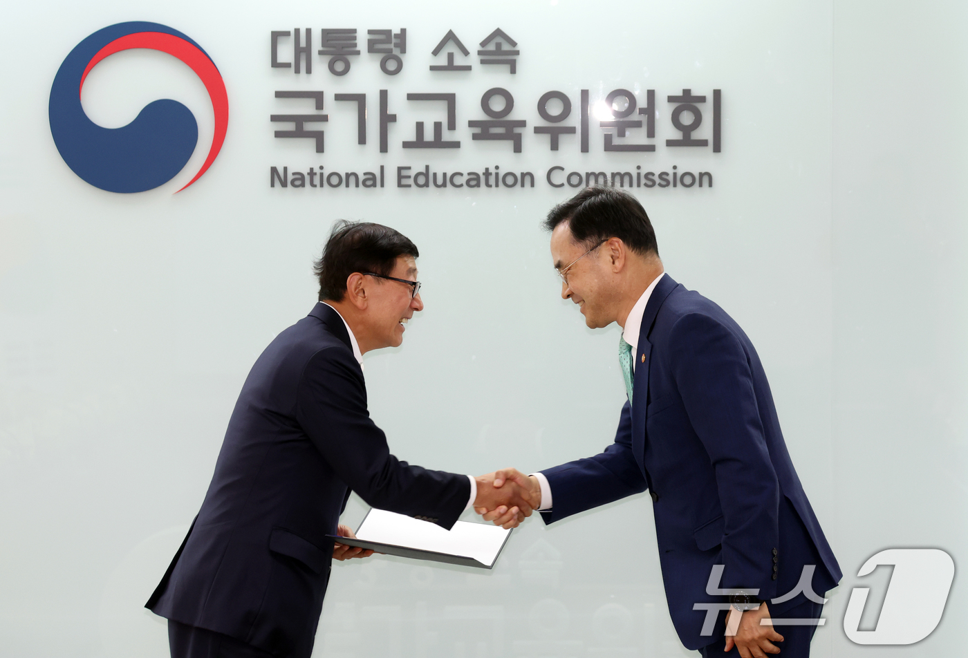 (서울=뉴스1) 김명섭 기자 = 차정인 국가교육위위원회 위원장이 30일 오후 서울 종로구 세종대로 정부서울청사에서 열린 사교육 특별위원회 위촉식 및 제1차 회의에서 이현 특위원장에 …