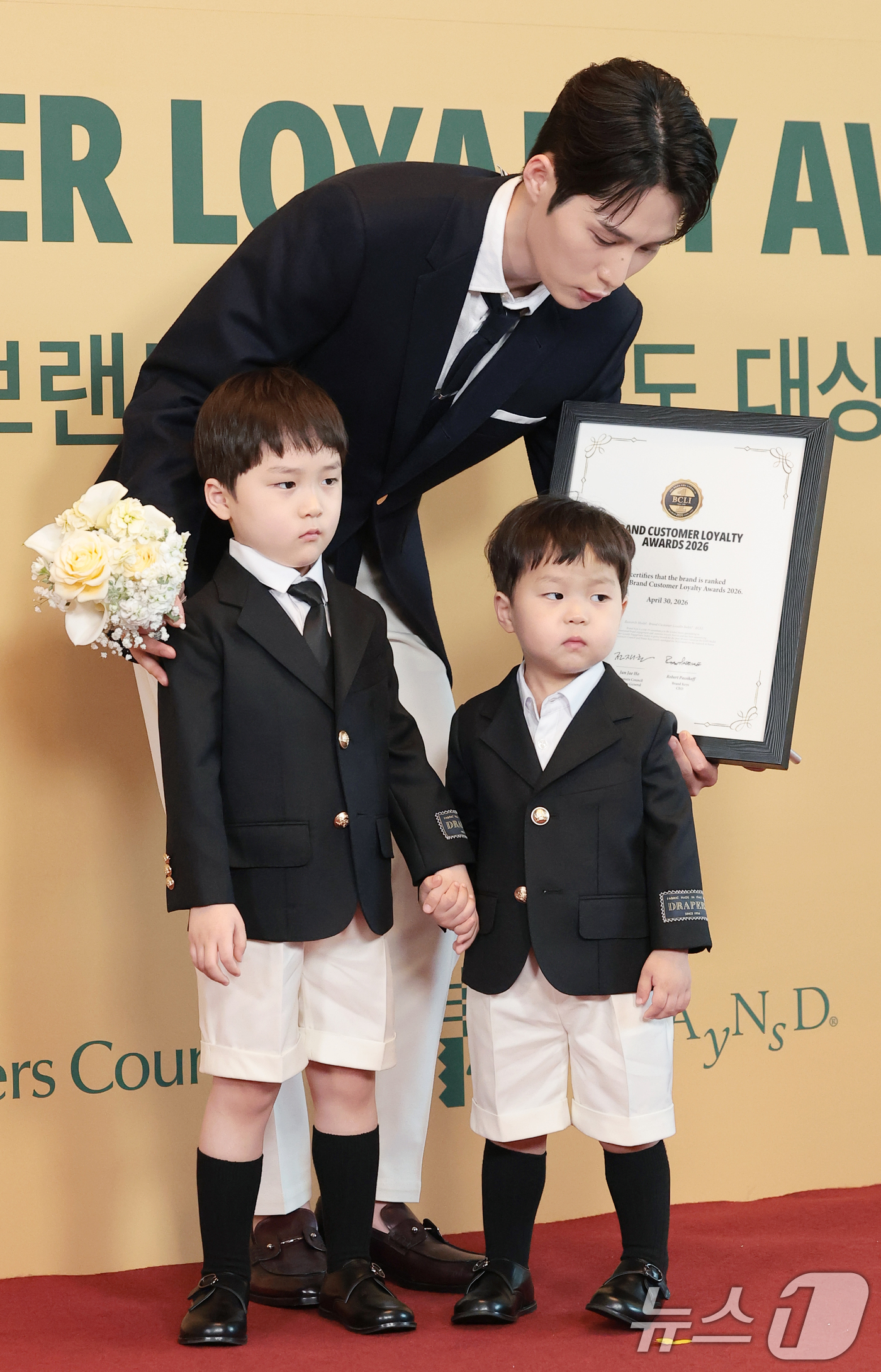 (서울=뉴스1) 권현진 기자 = '슈퍼맨이 돌아왔다' 김준호와 아들 은우, 정우가 30일 오후 서울 영등포구 콘래드 호텔에서 열린 '2026 브랜드 고객충성도 대상'에 참석해 포즈 …