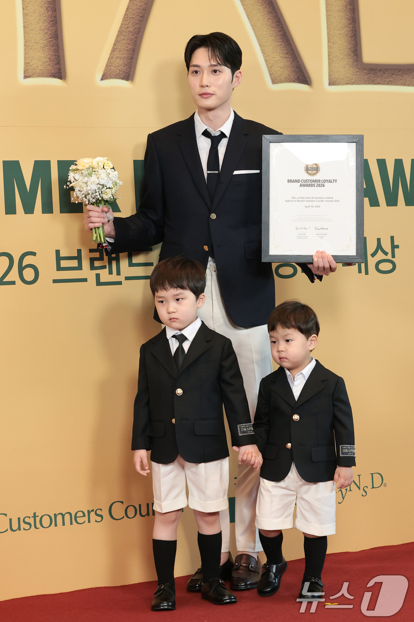 (서울=뉴스1) 권현진 기자 = '슈퍼맨이 돌아왔다' 김준호와 아들 은우, 정우가 30일 오후 서울 영등포구 콘래드 호텔에서 열린 '2026 브랜드 고객충성도 대상'에 참석해 포즈 …