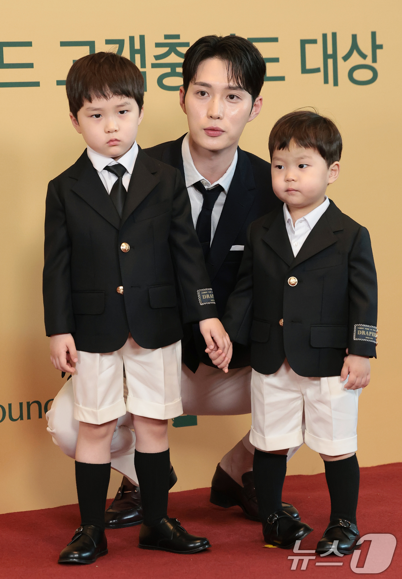 (서울=뉴스1) 권현진 기자 = '슈퍼맨이 돌아왔다' 김준호와 아들 은우, 정우가 30일 오후 서울 영등포구 콘래드 호텔에서 열린 '2026 브랜드 고객충성도 대상'에 참석해 포즈 …