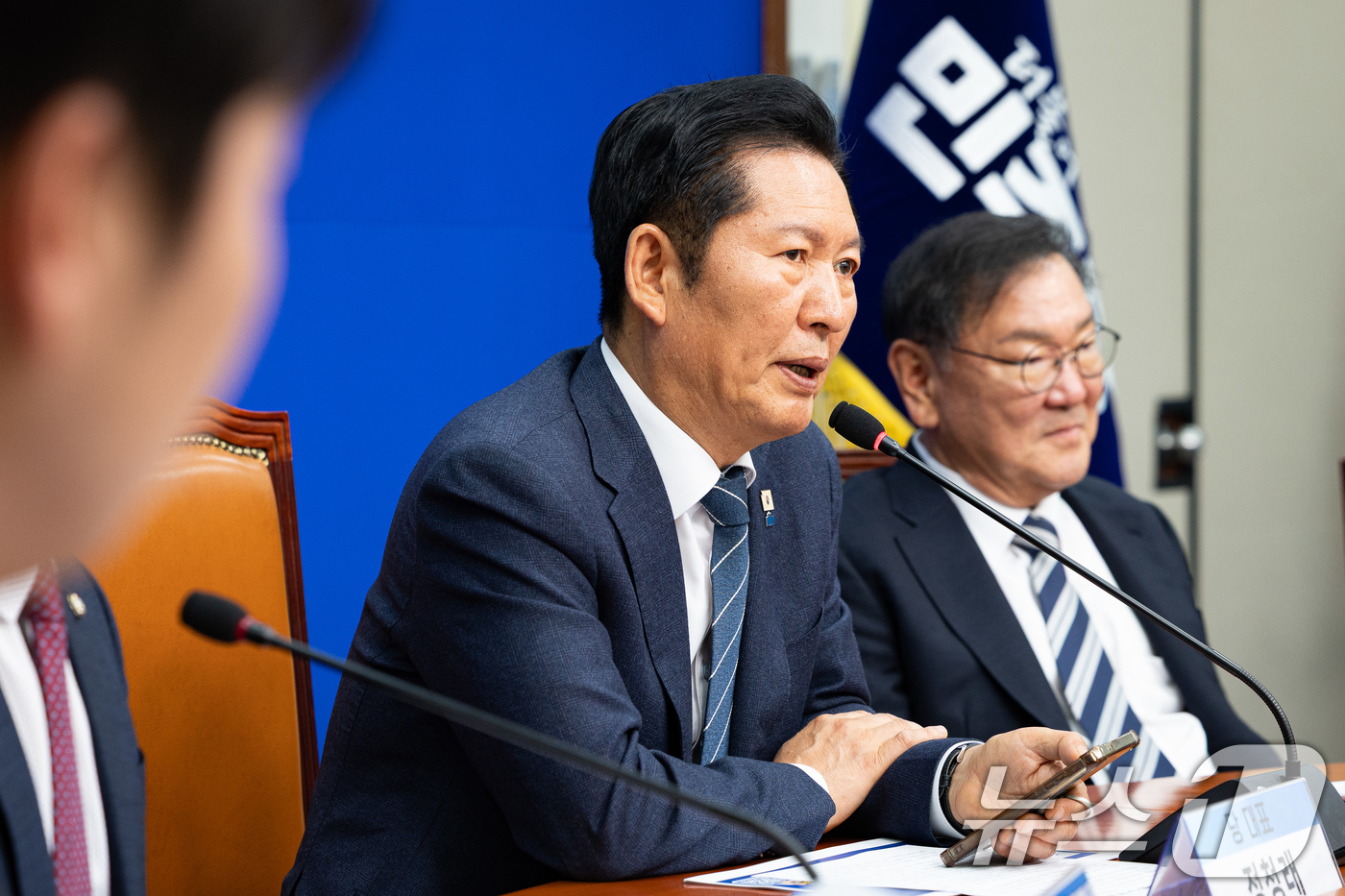 (서울=뉴스1) 유승관 기자 = 정청래 더불어민주당 대표가 30일 서울 여의도 국회에서 열린 '착!붙 공약 프로젝트' 16호·17호·18호·19호 공약 발표에 참석해 모두 발언을 …