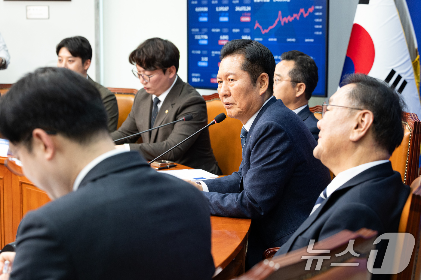 (서울=뉴스1) 유승관 기자 = 정청래 더불어민주당 대표가 30일 서울 여의도 국회에서 열린 '착!붙 공약 프로젝트' 16호·17호·18호·19호 공약 발표에 참석해 모두 발언을 …