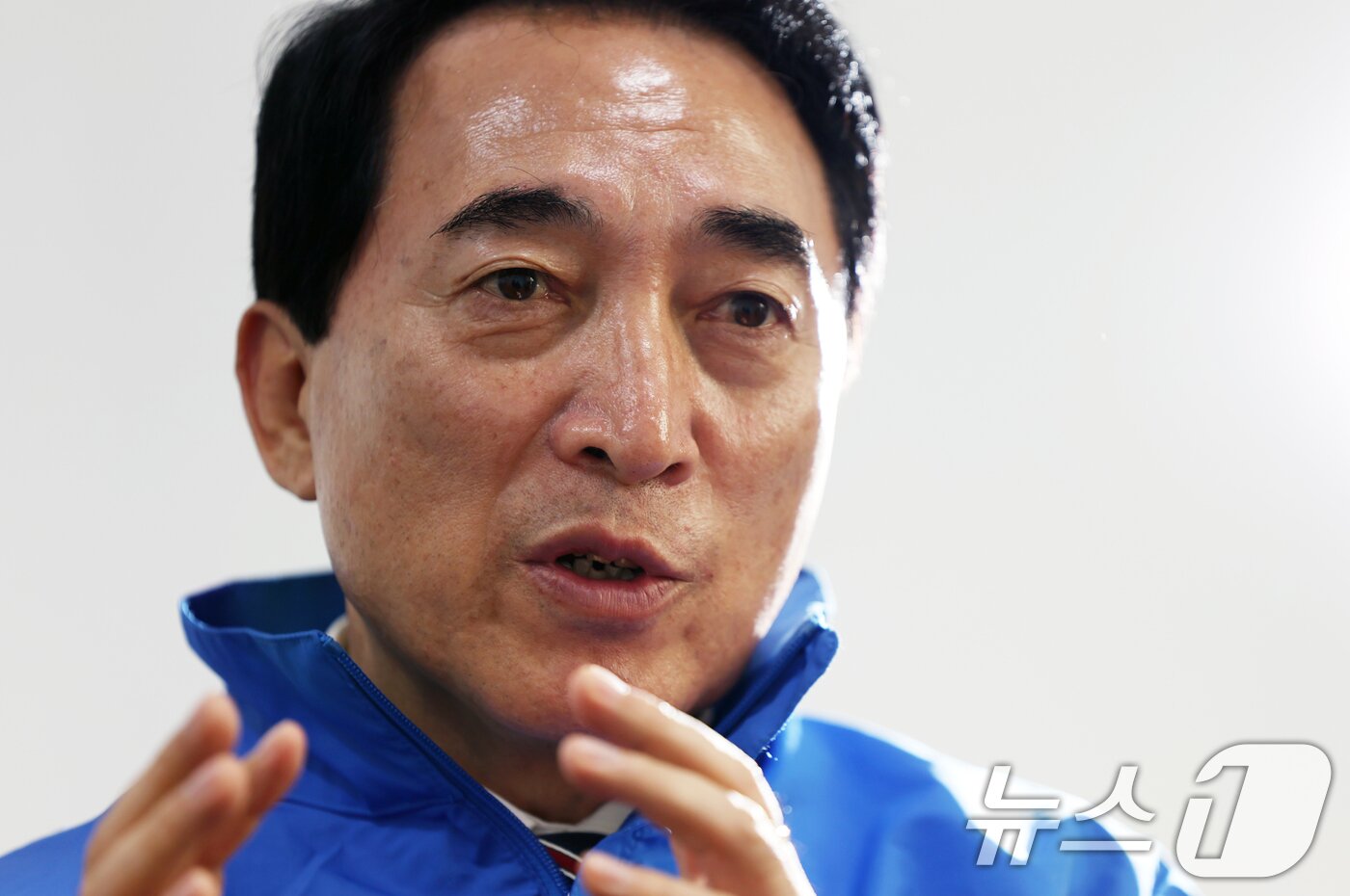 본문 이미지 - 박수현 더불어민주당 충남도지사 후보가 30일 충남 천안시 동남구에 위치한 선거사무소에서 뉴스1과 인터뷰를 하고 있다. 2026.4.30 ⓒ 뉴스1 김영운 기자