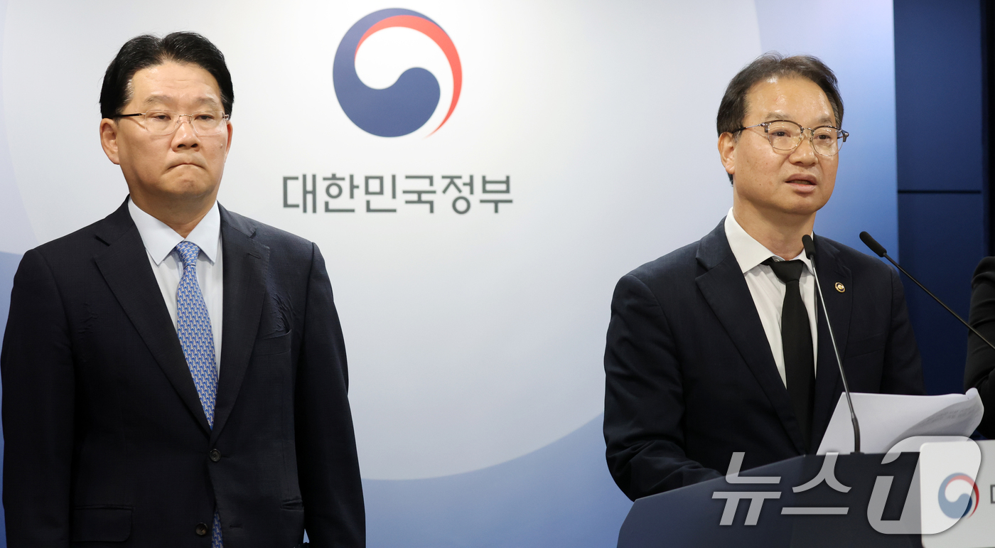 (서울=뉴스1) 김명섭 기자 = 김영수 국무조정실 국무1차장이 30일 서울 종로구 세종대로 정부서울청사에서 12·29 여객기 참사 희생자 유해 부실 수습 경위 점검 결과를 발표하고 …