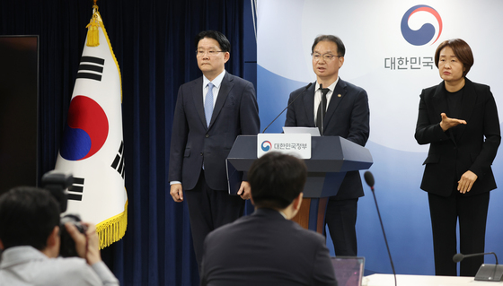 12·29 여객기 참사 희생자 유해가 포함된 잔해물 장기 방치