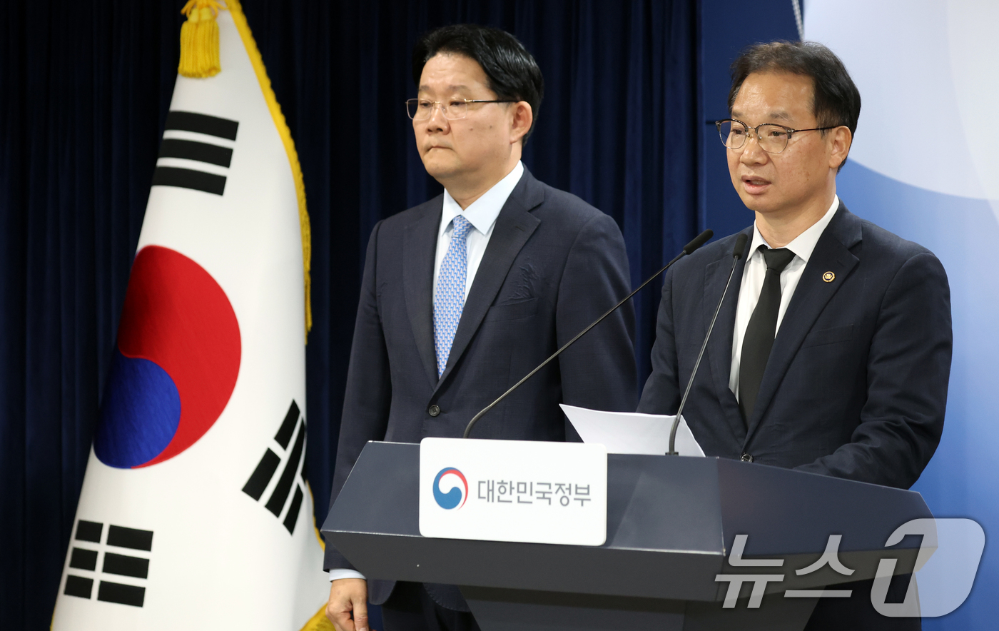 (서울=뉴스1) 김명섭 기자 = 김영수 국무조정실 국무1차장이 30일 서울 종로구 세종대로 정부서울청사에서 12·29 여객기 참사 희생자 유해 부실 수습 경위 점검 결과를 발표하고 …