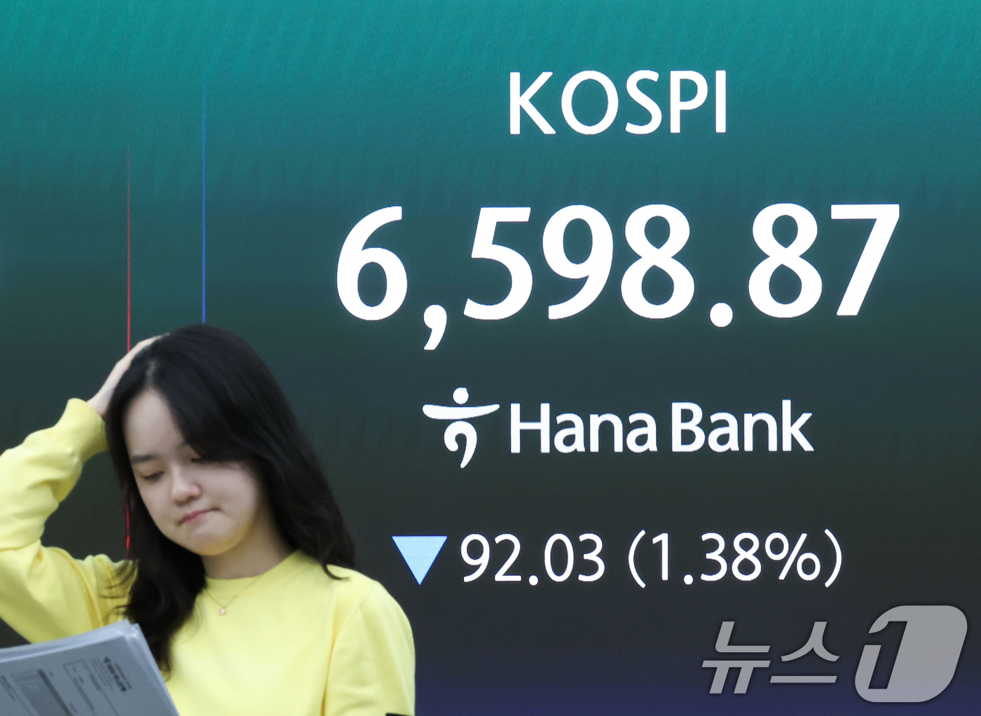(서울=뉴스1) 임지훈 인턴기자 = 코스피가 장중 6750선까지 치솟았지만 하락 전환한 30일 오전 서울 중구 하나은행 본점 딜링룸 전광판에 코스피 종가가 표시되고 있다.이날 코스 …