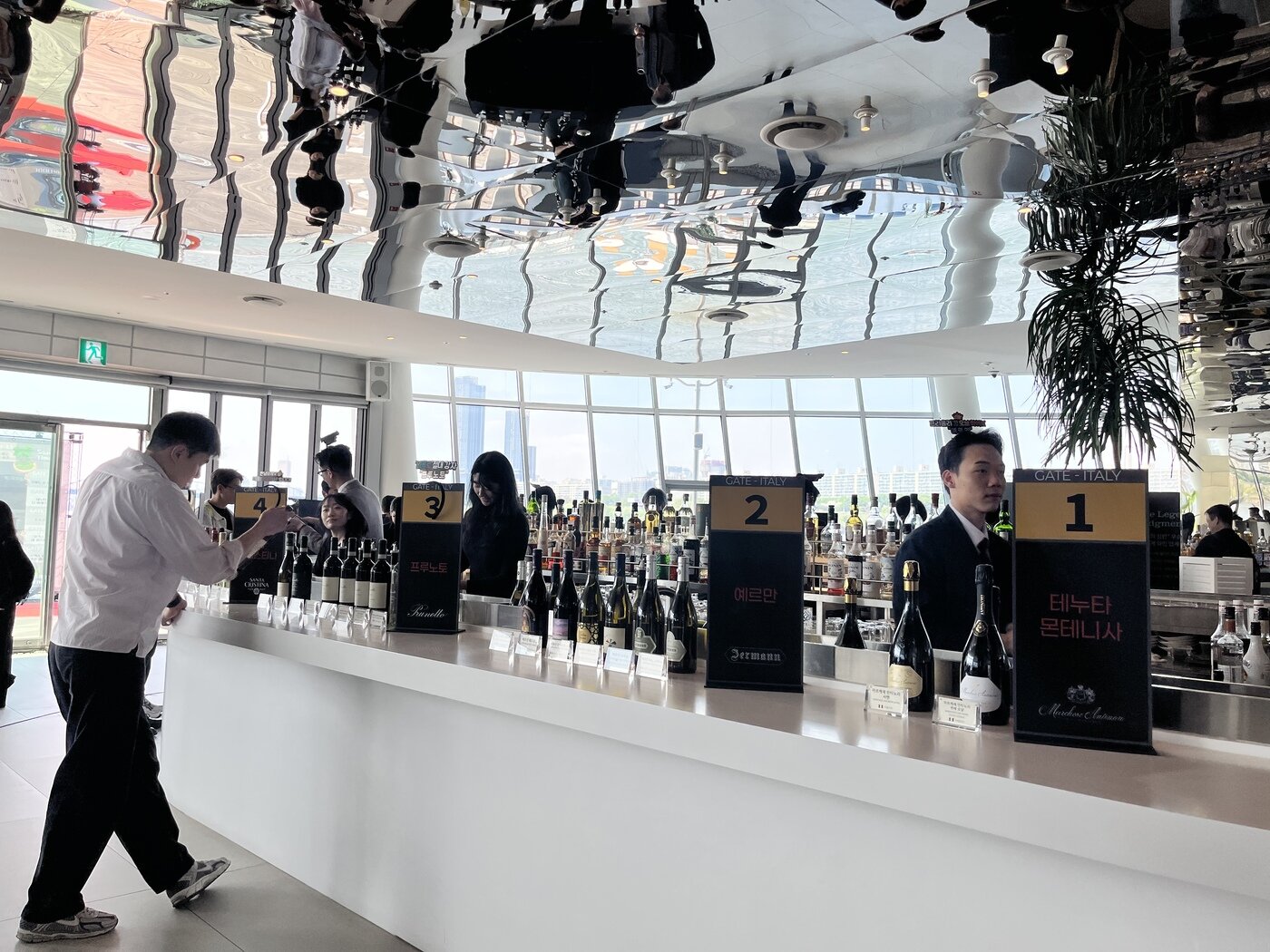 본문 이미지 -  서울 반포 세빛섬 무드서울에서 열린 아영FBC의 시음 행사 '저니 투 안티노리' 현장. 2026.4.30 ⓒ 뉴스1 배지윤 기자