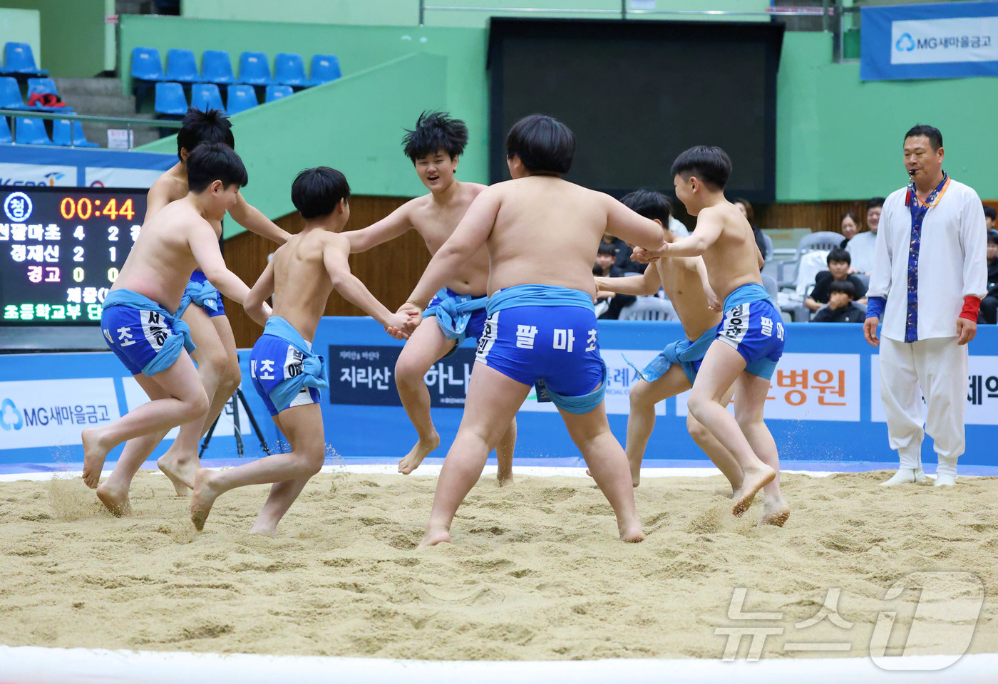 (서울=뉴스1) = 30일 경상남도 창원특례시 마산실내체육관에서 열린 ‘제23회 학산김성률장사배전국장사씨름대회' 초등학교부 단체전 우승을 차지한 순천팔마초등학교(전라남도)가 우승을 …