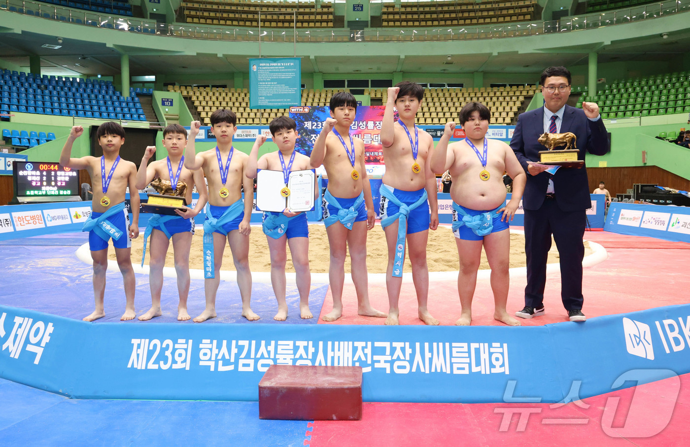 (서울=뉴스1) = 30일 경상남도 창원특례시 마산실내체육관에서 열린 ‘제23회 학산김성률장사배전국장사씨름대회' 초등학교부 단체전 우승을 차지한 순천팔마초등학교(전라남도)가 황대영 …