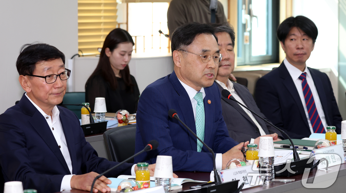 (서울=뉴스1) 김명섭 기자 = 차정인 국가교육위원회 위원장이 30일 오후 서울 종로구 세종대로 정부서울청사에서 열린 사교육 특별위원회 위촉식 및 제1차 회의에서 모두 발언을 하고 …