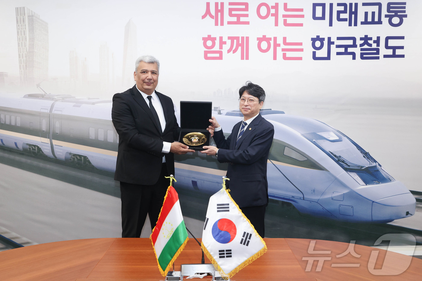 (서울=뉴스1) = 홍지선 국토교통부 제2차관이 30일 오후 서울 정부과천청사에서 네맛조다 파루흐 타지키스탄 교통부 차관과 기념 촬영을 하고 있다. (국토교통부 제공. 재판매 및 …