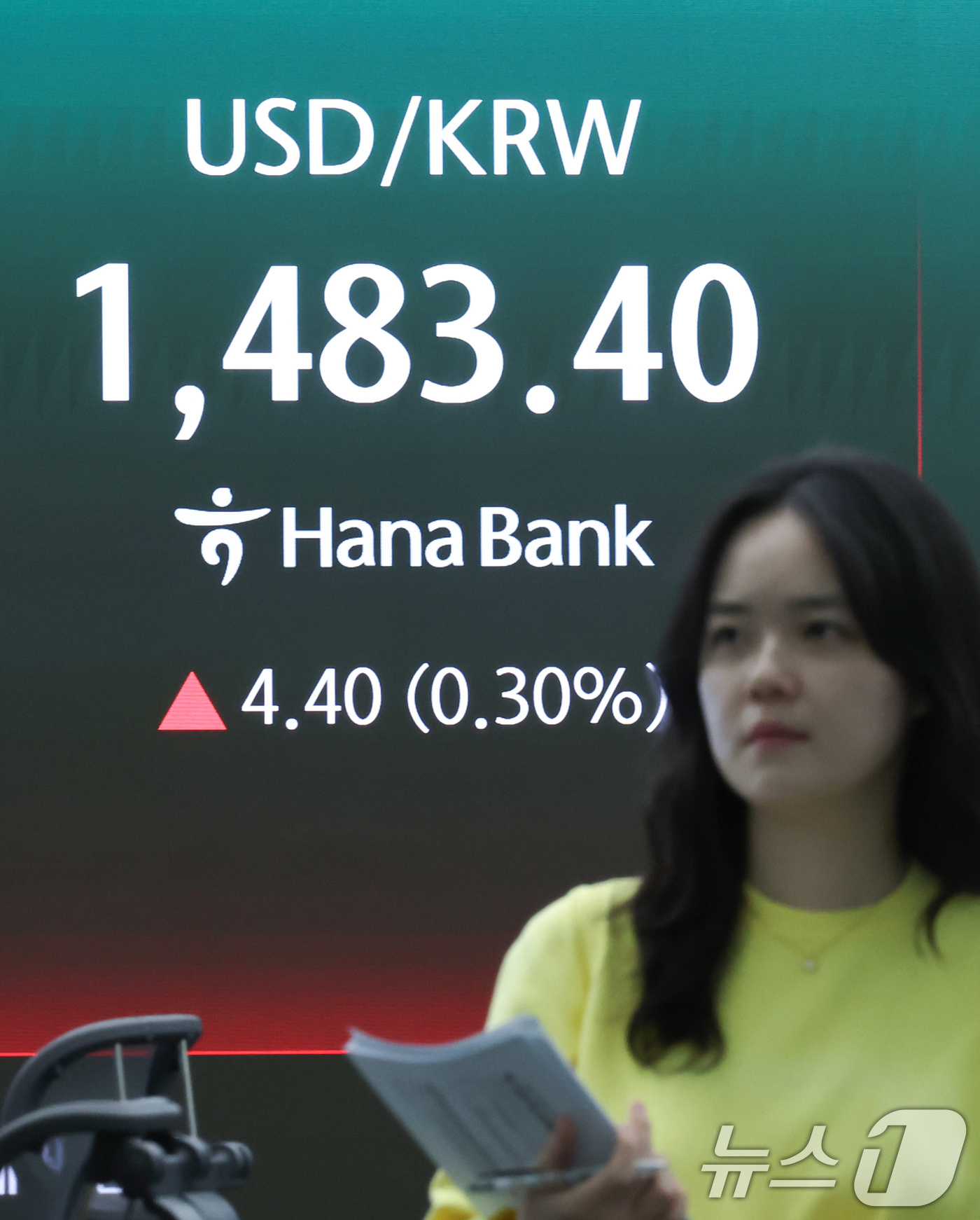 (서울=뉴스1) 임지훈 인턴기자 = 코스피가 장중 6750선까지 치솟았지만 하락 전환한 30일 오전 서울 중구 하나은행 본점 딜링룸 전광판에 달러·원 환율이 표시되고 있다.이날 코 …