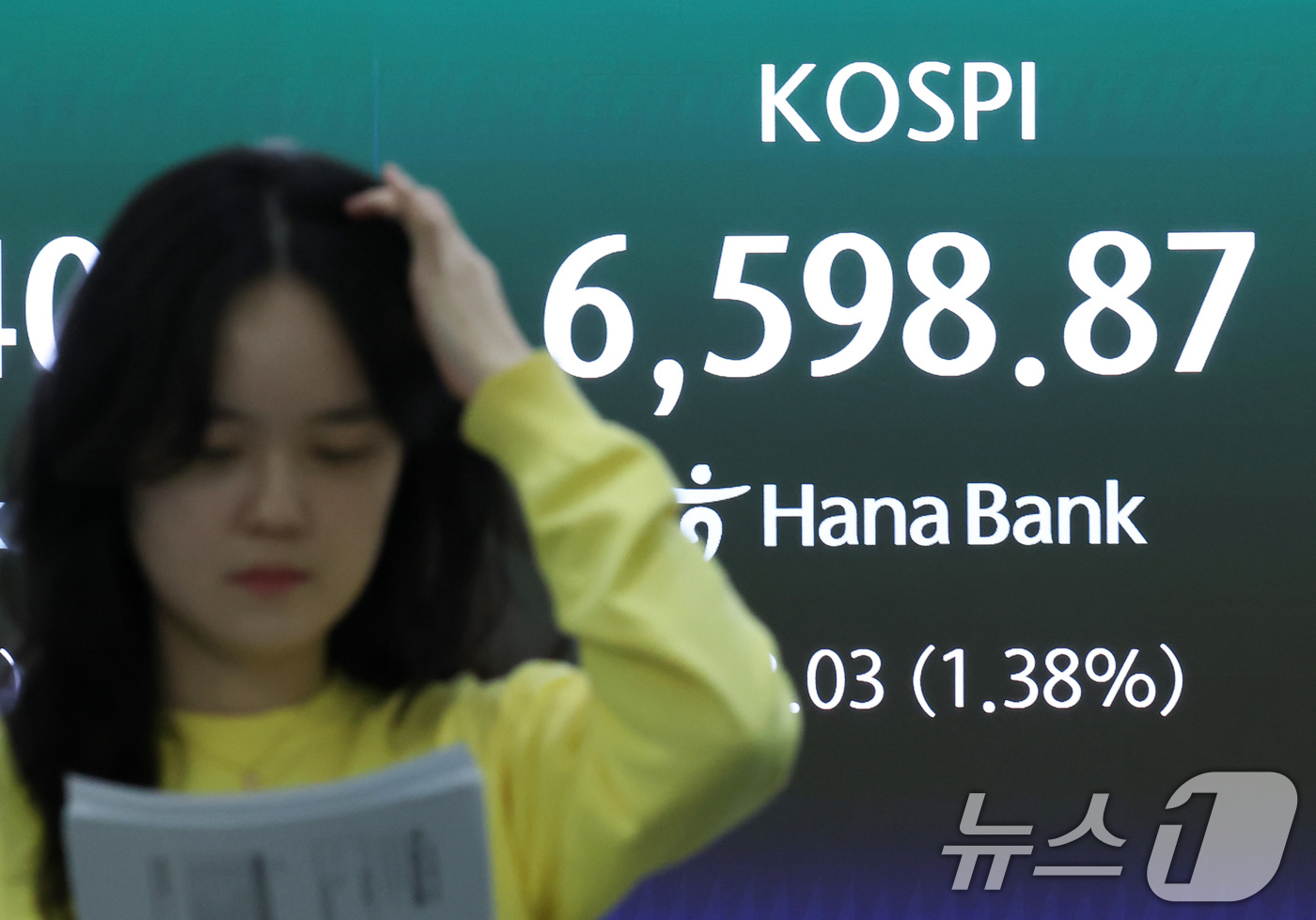 (서울=뉴스1) 임지훈 인턴기자 = 코스피가 장중 6750선까지 치솟았지만 하락 전환한 30일 오전 서울 중구 하나은행 본점 딜링룸 전광판에 코스피 종가가 표시되고 있다.이날 코스 …