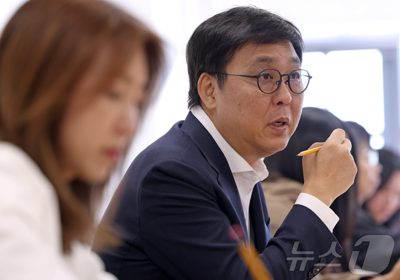 (서울=뉴스1) = 최휘영 문화체육관광부 장관이 30일 서울 종로구 국립현대미술관 서울관에서 열린 문화예술정책자문위원회 기초예술분과(클래식 음악, 국악, 무용) 제2차 회의에서 관 …