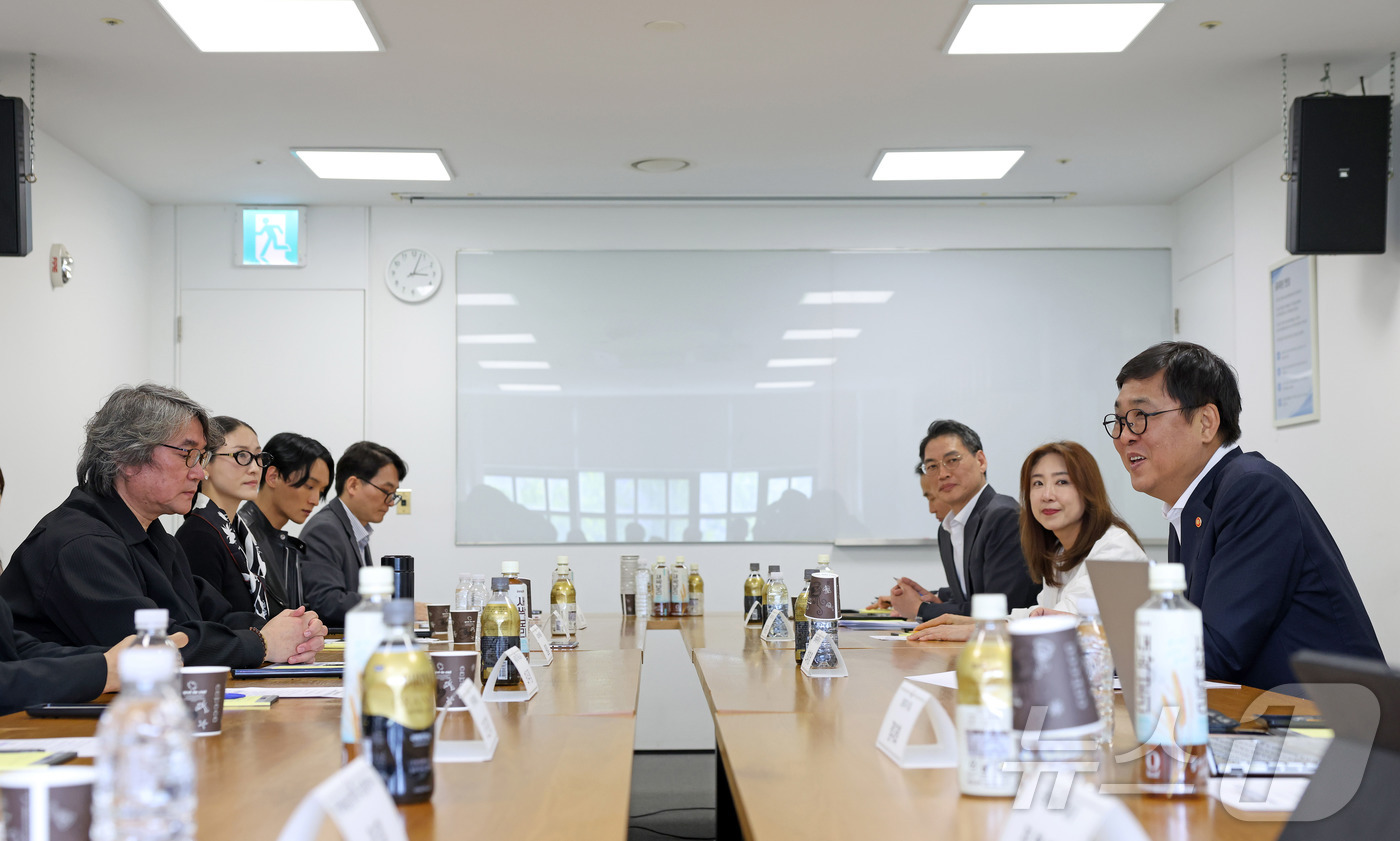 (서울=뉴스1) = 최휘영 문화체육관광부 장관이 30일 서울 종로구 국립현대미술관 서울관에서 열린 문화예술정책자문위원회 기초예술분과(클래식 음악, 국악, 무용) 제2차 회의에서 관 …
