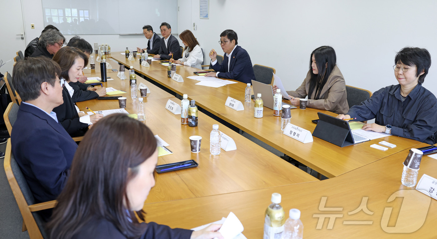 (서울=뉴스1) = 최휘영 문화체육관광부 장관이 30일 서울 종로구 국립현대미술관 서울관에서 열린 문화예술정책자문위원회 기초예술분과(클래식 음악, 국악, 무용) 제2차 회의에서 관 …