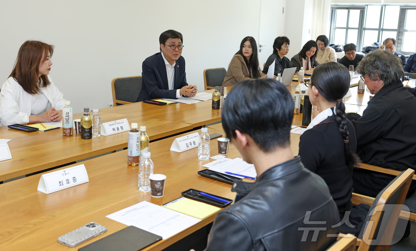 (서울=뉴스1) = 최휘영 문화체육관광부 장관이 30일 서울 종로구 국립현대미술관 서울관에서 열린 문화예술정책자문위원회 기초예술분과(클래식 음악, 국악, 무용) 제2차 회의에서 관 …