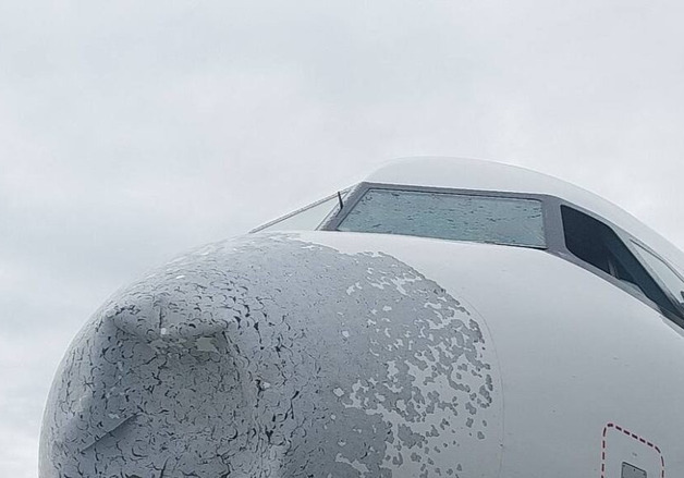 전쟁터 뚫고 나온 줄…우박 폭풍 만난 여객기 '만신창이 회항'
