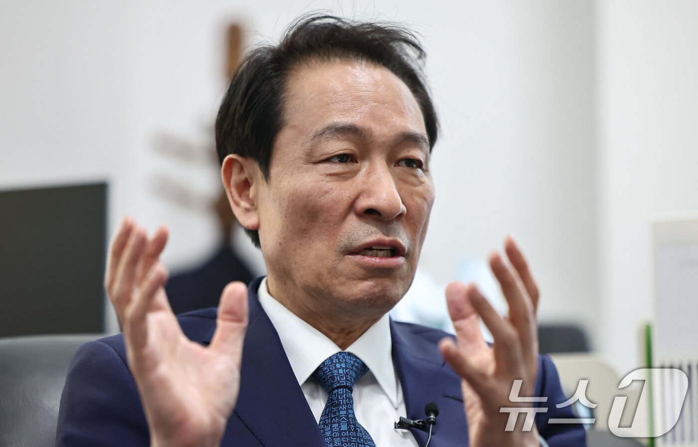 본문 이미지 - 우상호 더불어민주당 강원특별자치도지사 예비후보가 30일 강원 춘천 시내 위치한 본인의 선거사무실에서 뉴스1과 인터뷰를 하고 있다. ⓒ 뉴스1 김도우 기자