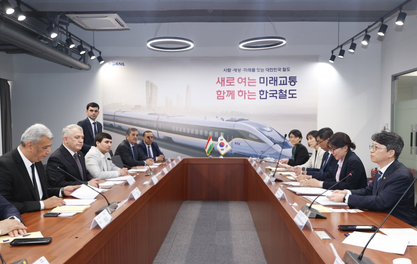 본문 이미지 - 홍지선 국토교통부 제2차관이 30일 정부과천청사에서 네맛조다 파루흐 타지키스탄 교통부 차관을 면담했다(국토교통부 제공).ⓒ 뉴스1